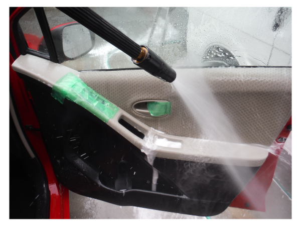
ドアバリの洗浄（マスキングをして作業します）-派遣・出張専門の車内クリーニング