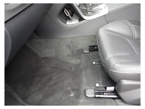 
フロアカーペットの洗浄-派遣・出張専門の車内クリーニング