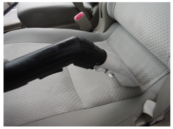 シートの洗浄（リンスクリーナーにて洗浄）-派遣・出張専門の車内クリーニング