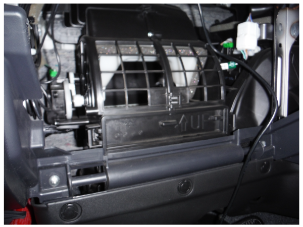 エアコンクリーニング（エバボレータ内クリーニング）-派遣・出張専門の車内クリーニング
